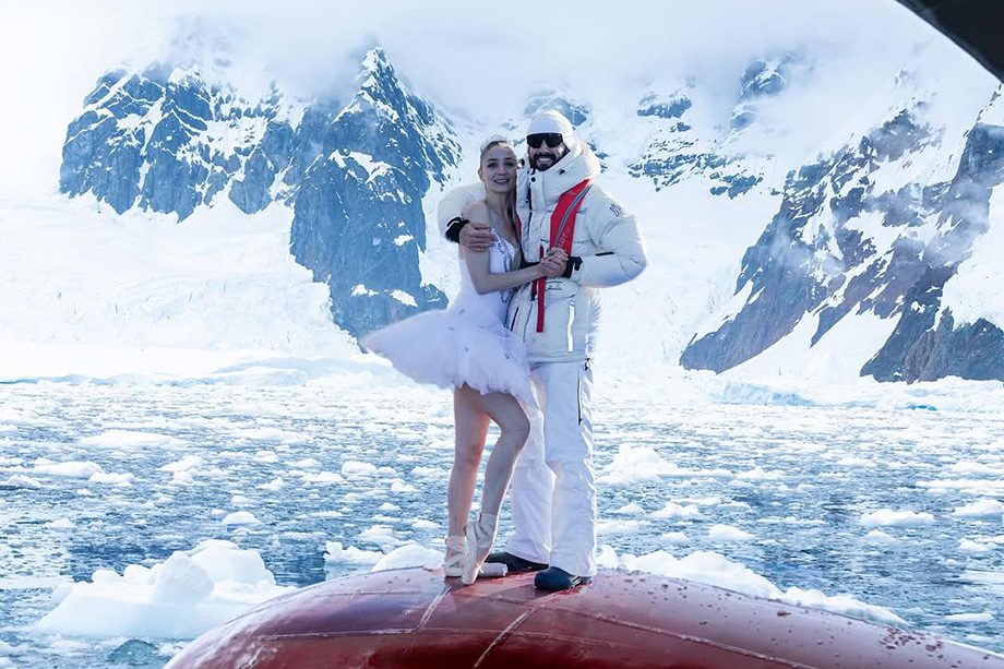 Bailarina francesa dança na proa de navio pela Antártida e viraliza